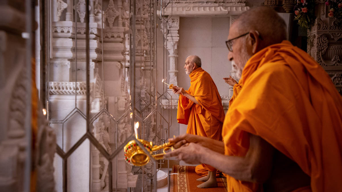 Swamishri and Pujya Bhaktipriya Swami (Kothari Swami) perform the morning arti
