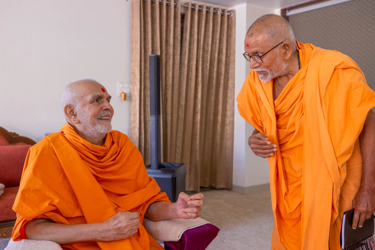 Swamishri in conversation with Pujya Kothari Swami