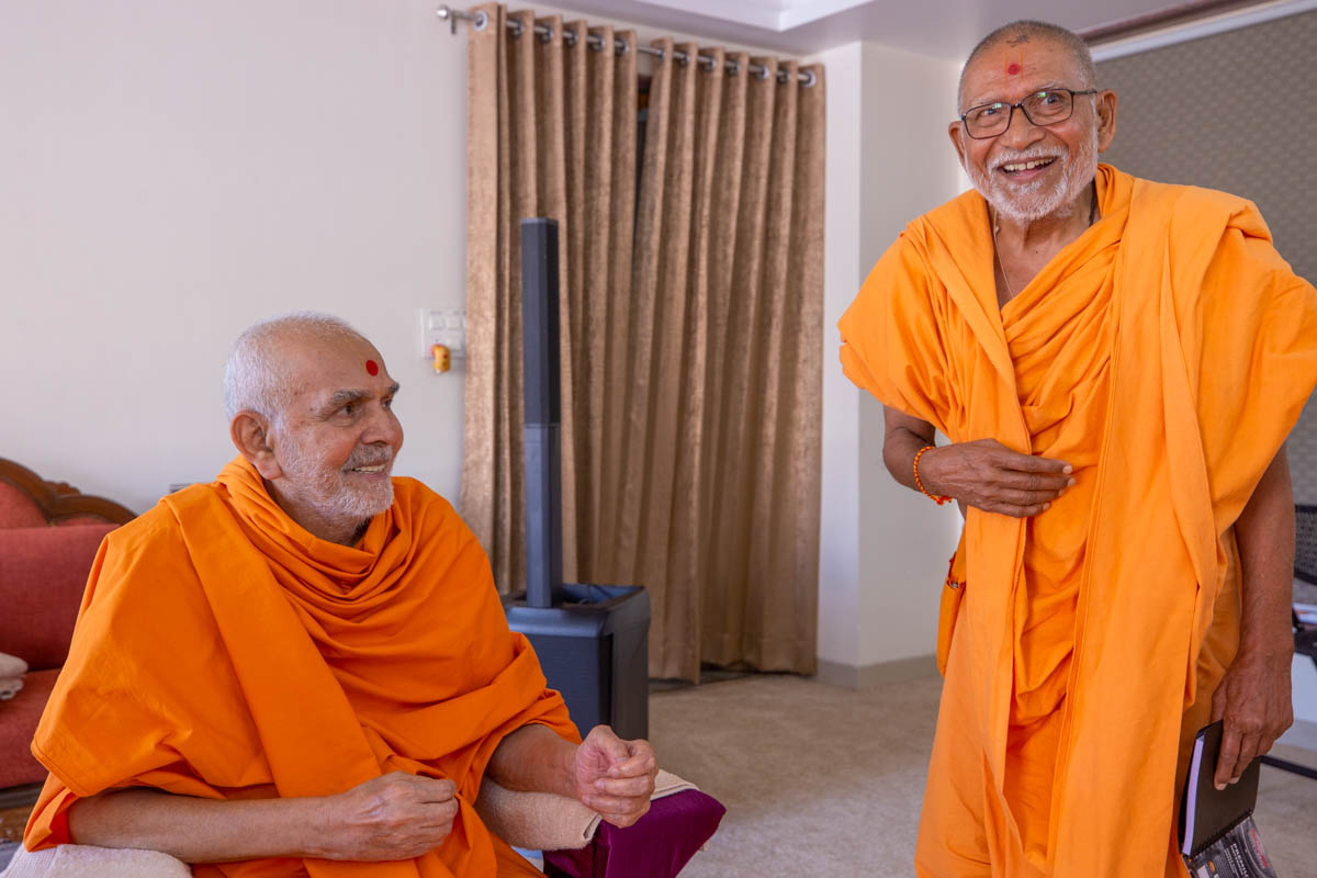 Swamishri in conversation with Pujya Kothari Swami