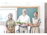 Dr. Myron Schwartz being welcomed by the students of SVM Randesan