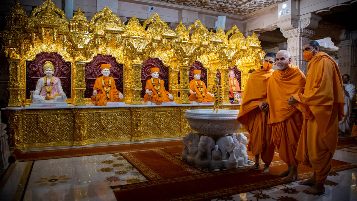 Swamishri in the abhishek mandap