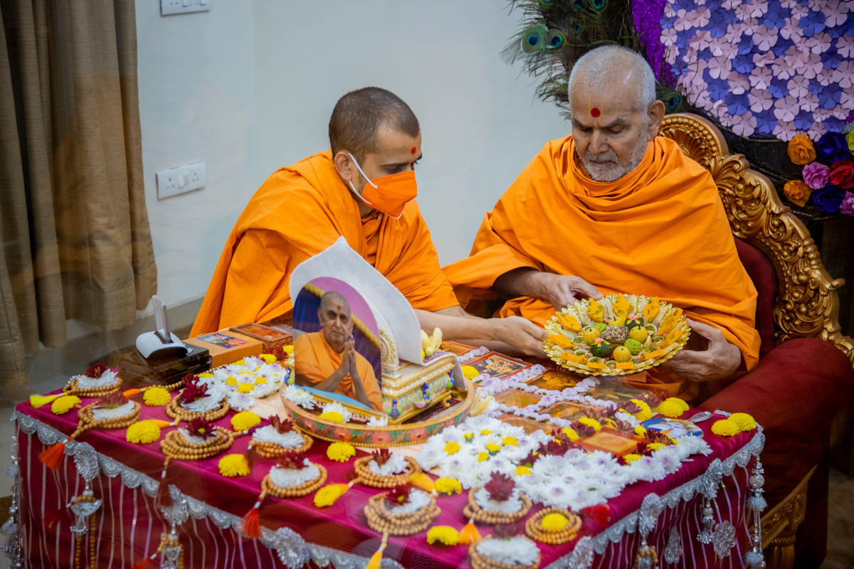 Swamishri offers thal to Brahmaswarup Yogiji Maharaj