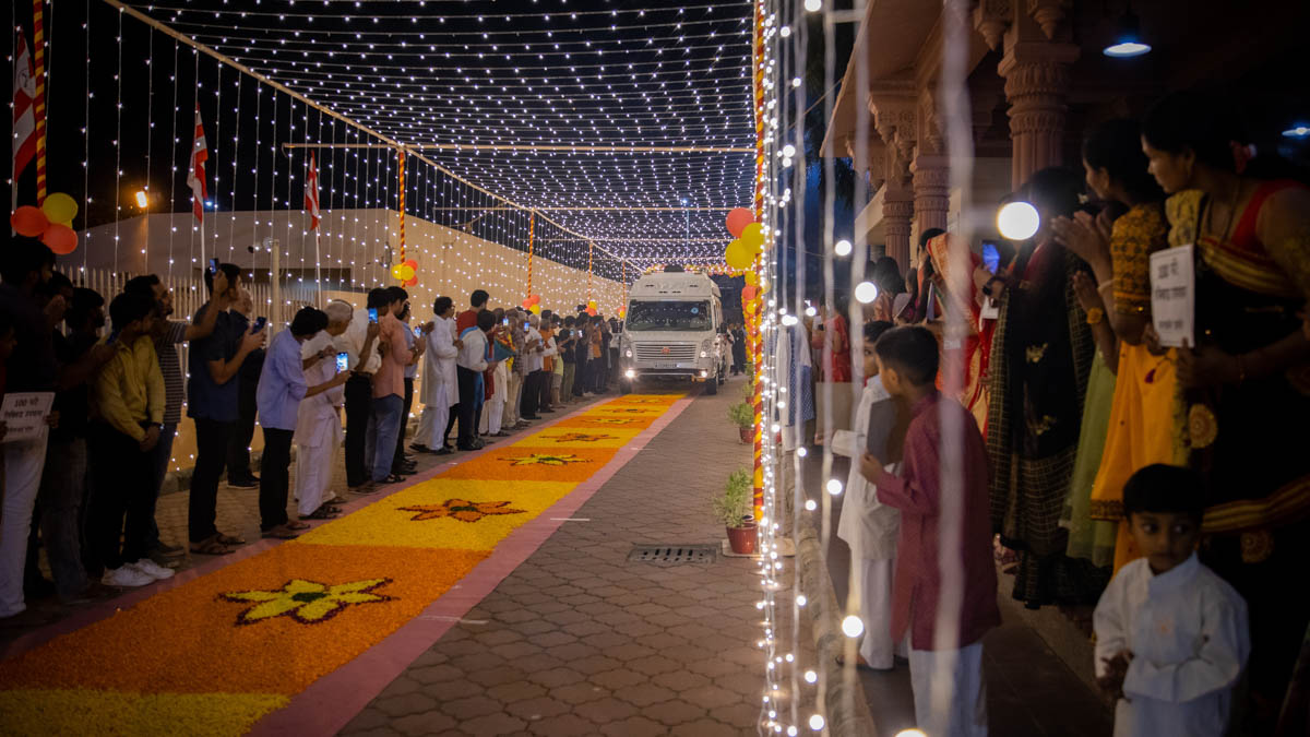Devotees doing darshan of Swamishri