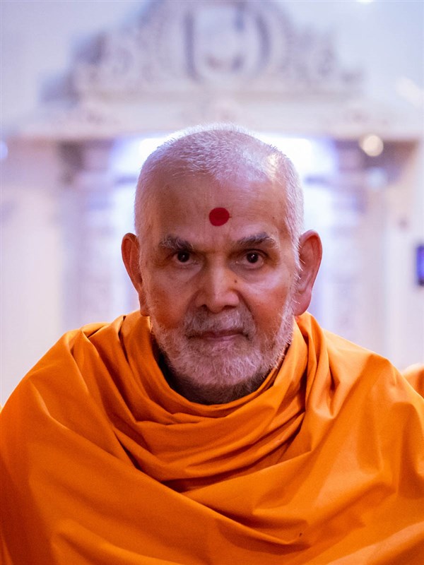 Swamishri during Thakorji's darshan