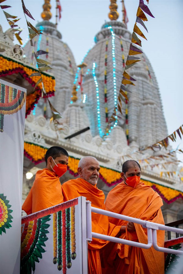 Swamishri after Thakorji's darshan