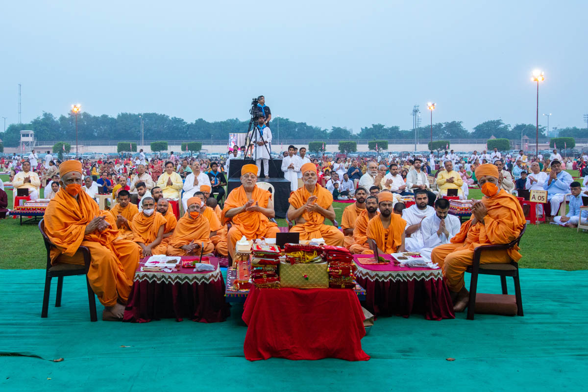 Pujya Ishwarcharan Swami, Pujya Viveksagar Swami, sadhus and devotees doing darshan of the arti
