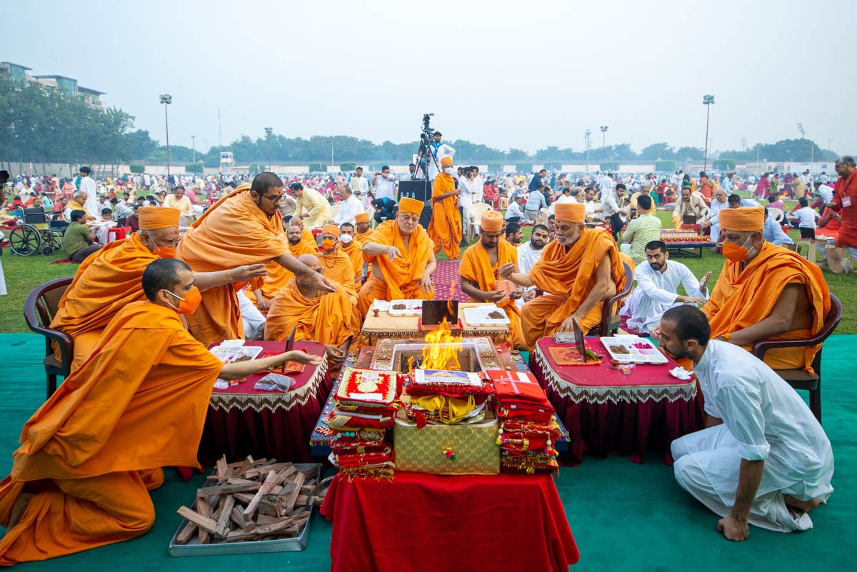 Pujya Ishwarcharan Swami, Pujya Viveksagar Swami and sadhus perform the yagna rituals