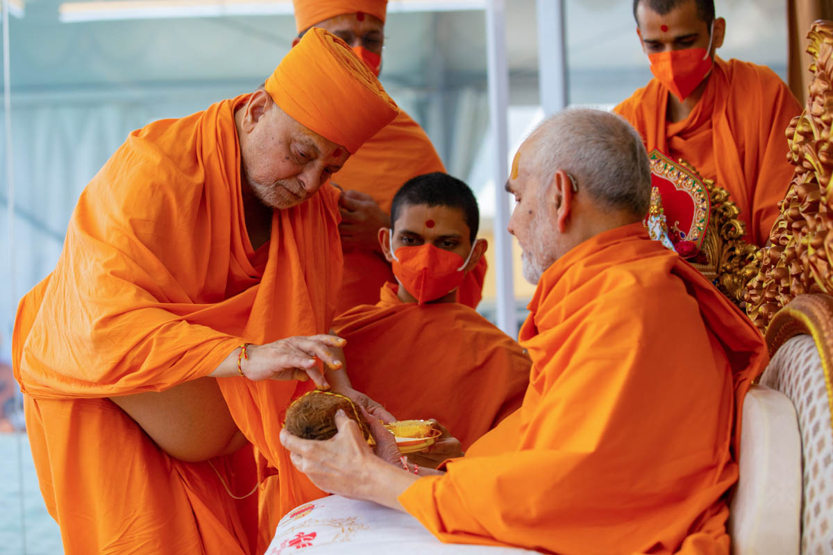 Pujya Ishwarcharan Swami performs pujan rituals