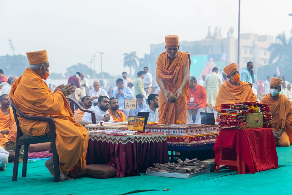 Pujya Viveksagar Swami performs the yagna rituals
