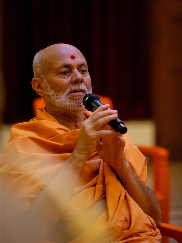Pujya Viveksagar Swami sings a kirtan in Swamishri's morning puja