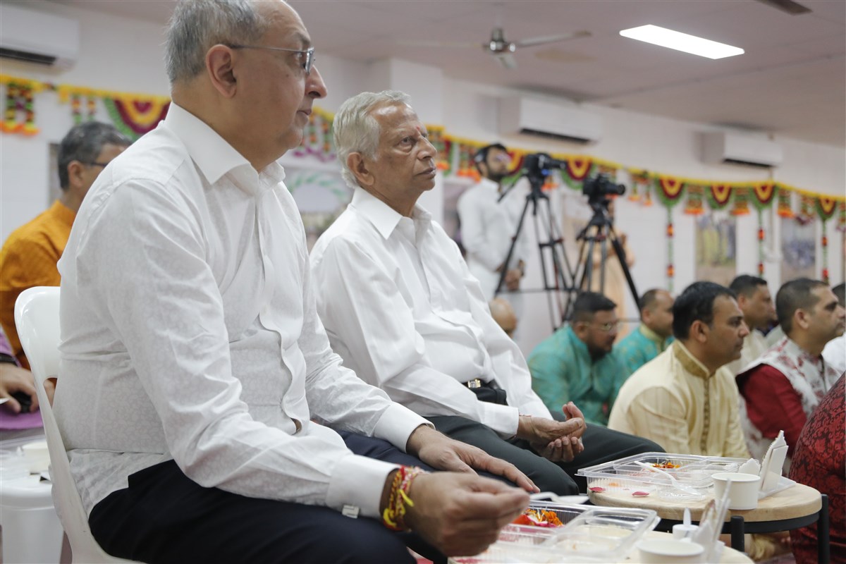 Murti PratishthaDevotees participate in the mahapuja rituals