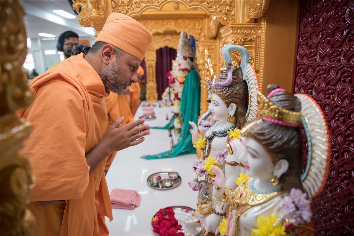 Swami performs the murti-pratishtha rituals