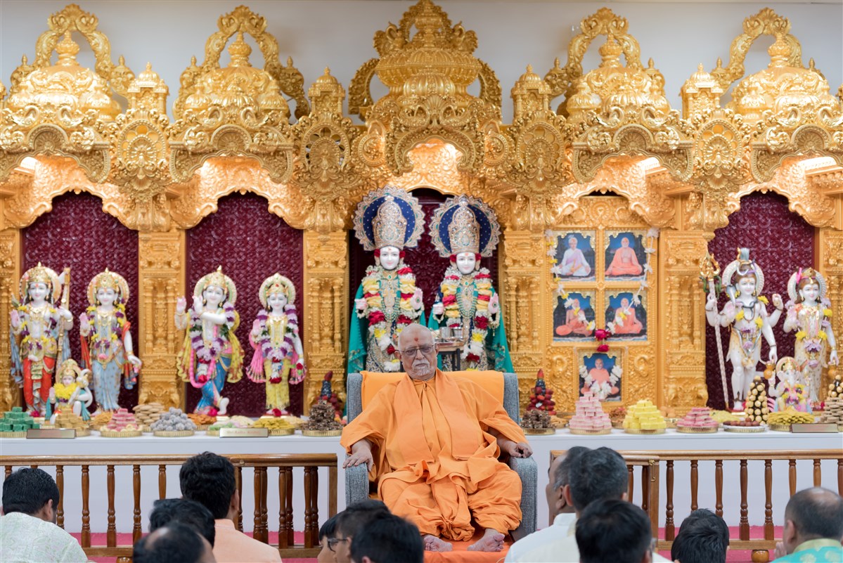 Pujya Doctor Swami during the pratishtha assembly