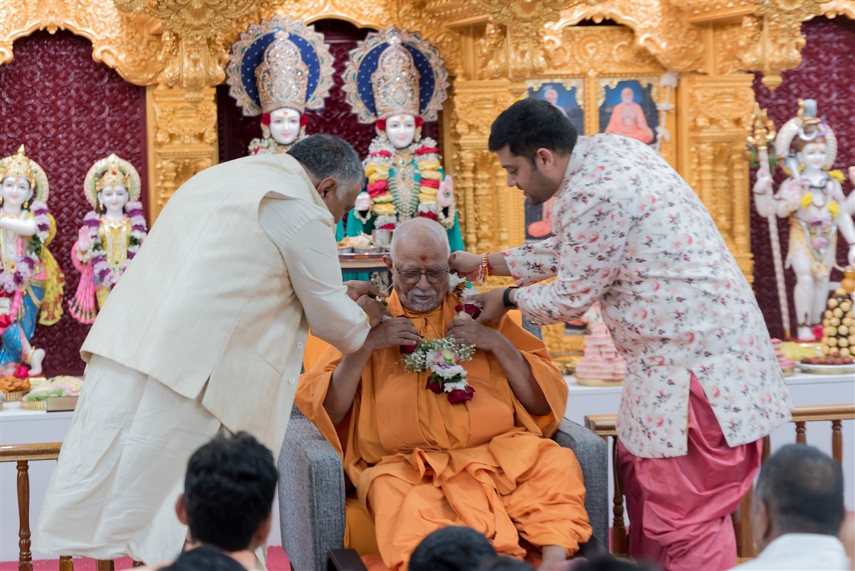Pujya Doctor Swami honored with a garland