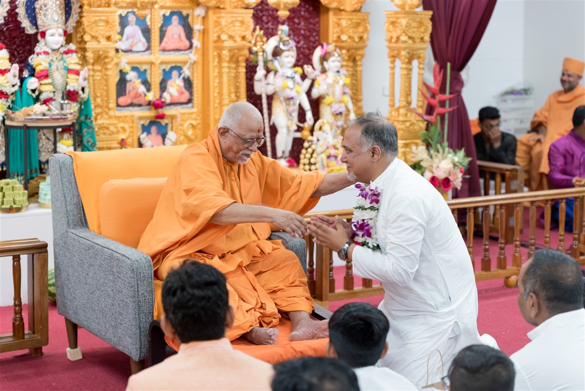 Pujya Doctor Swami blesses an invited guest