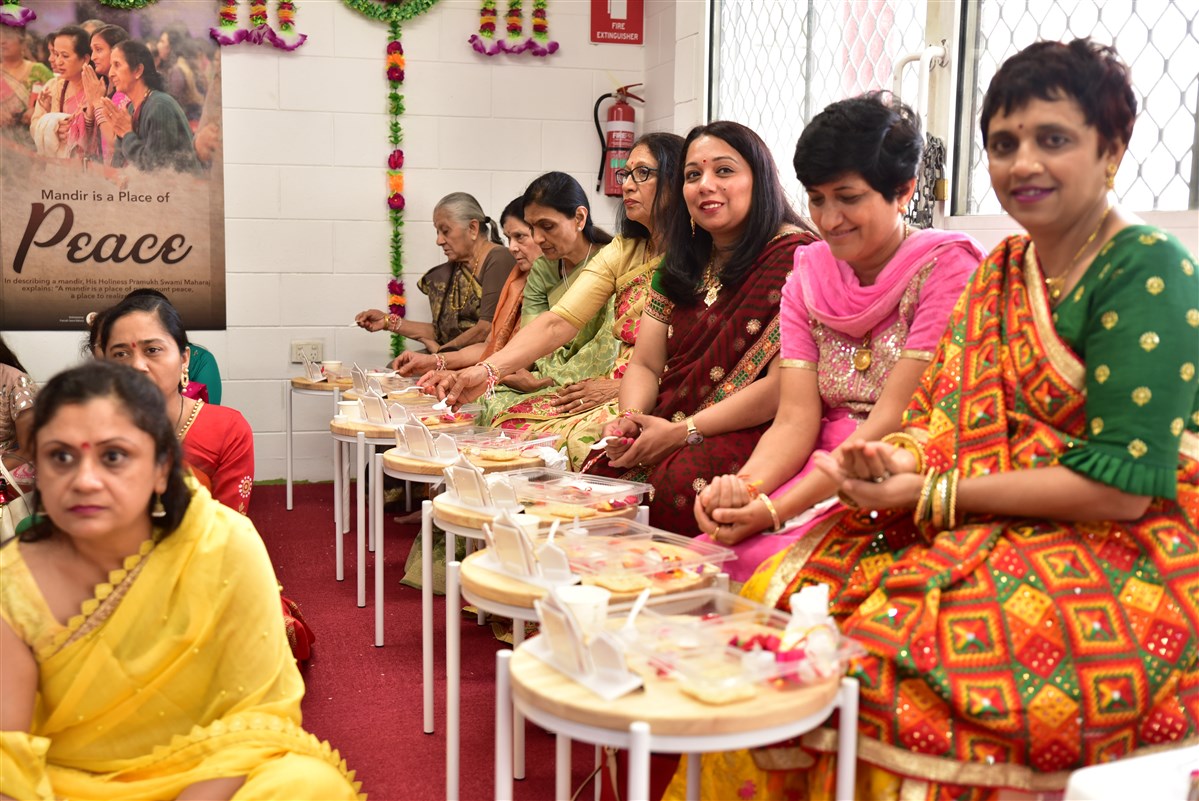 Murti PratishthaDevotees participate in the mahapuja rituals