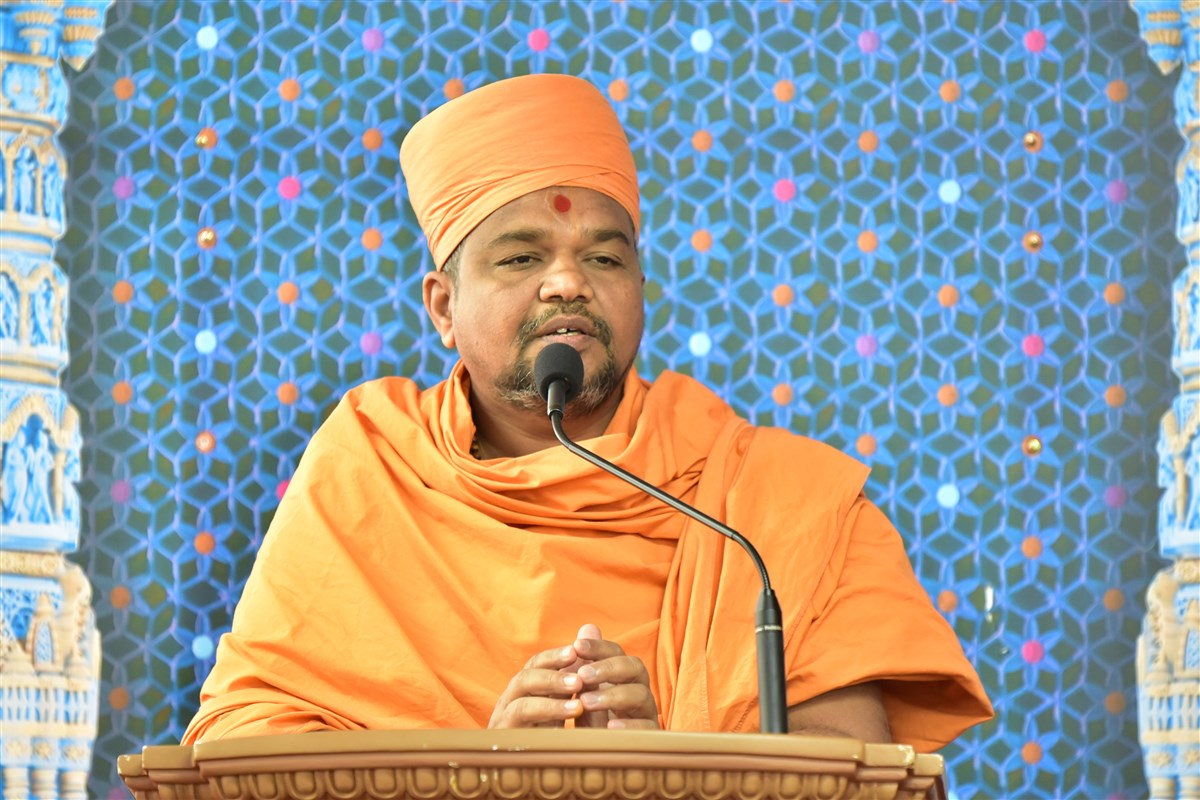 Swami addresses the assembly