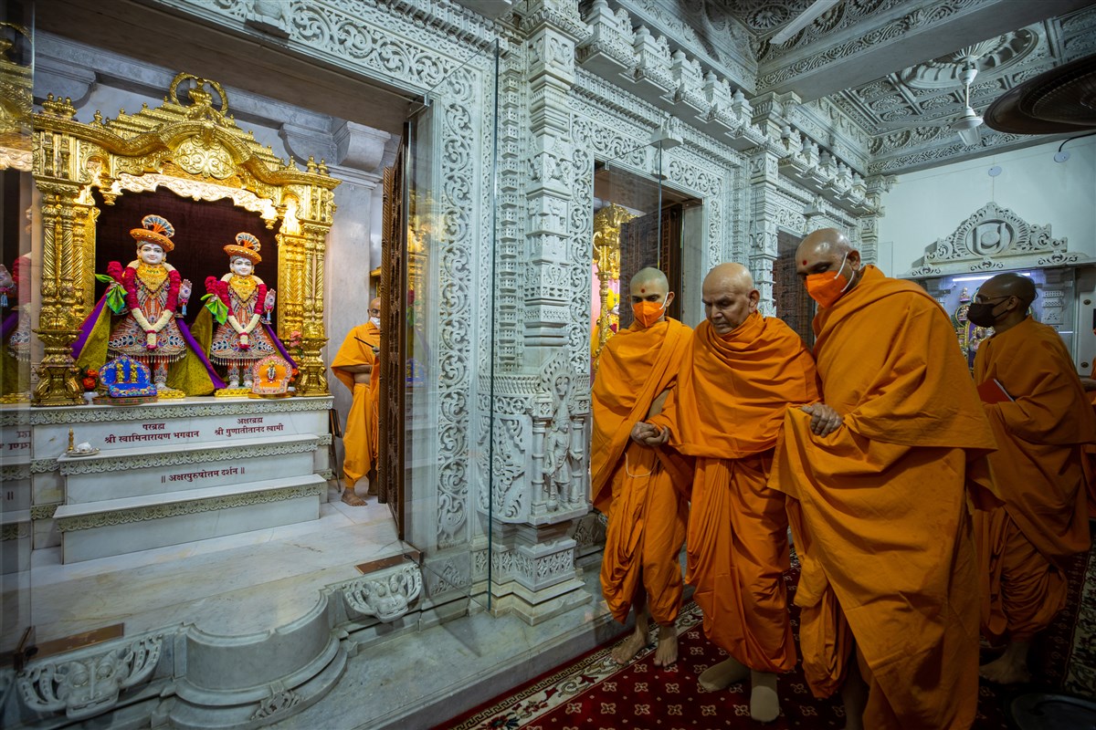 Swamishri arrives for darshan