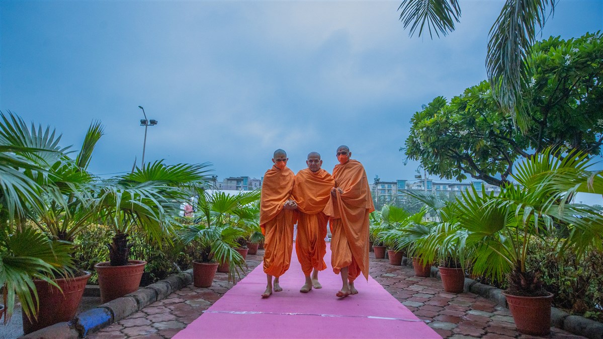 Swamishri arrives at the assembly hall