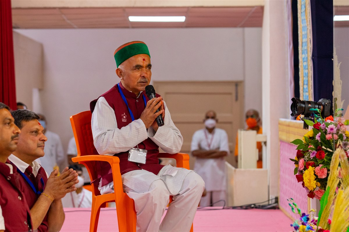 A devotee asks a question to Swamishri