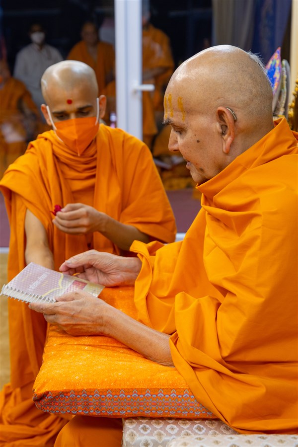 Swamishri sanctifies a Punjabi translation of the Satsang Diksha