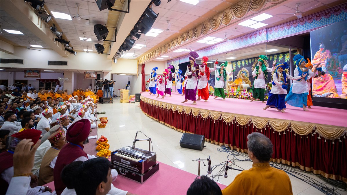 Children and youths perform Bhangra before Swamishri