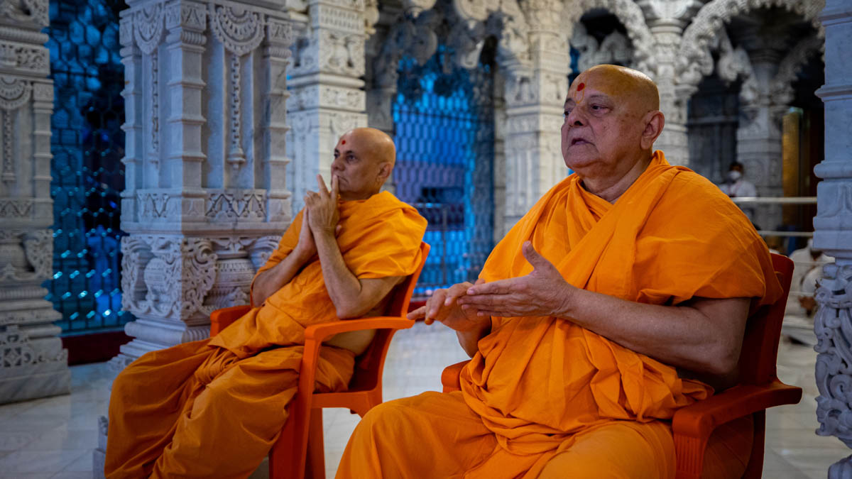 Pujya Ishwarcharan Swami and Pujya Viveksagar Swami doing darshan of the arti