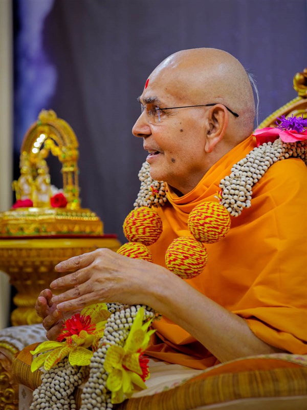 Swamishri in conversation