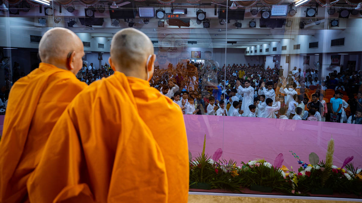 Children and youths rejoice before Swamishri