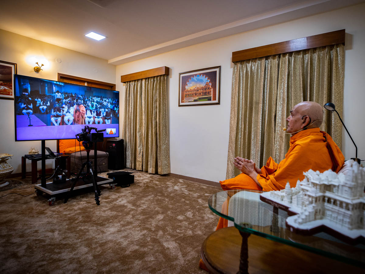 Swamishri participates in the shibir for devotees of North India via video-conference