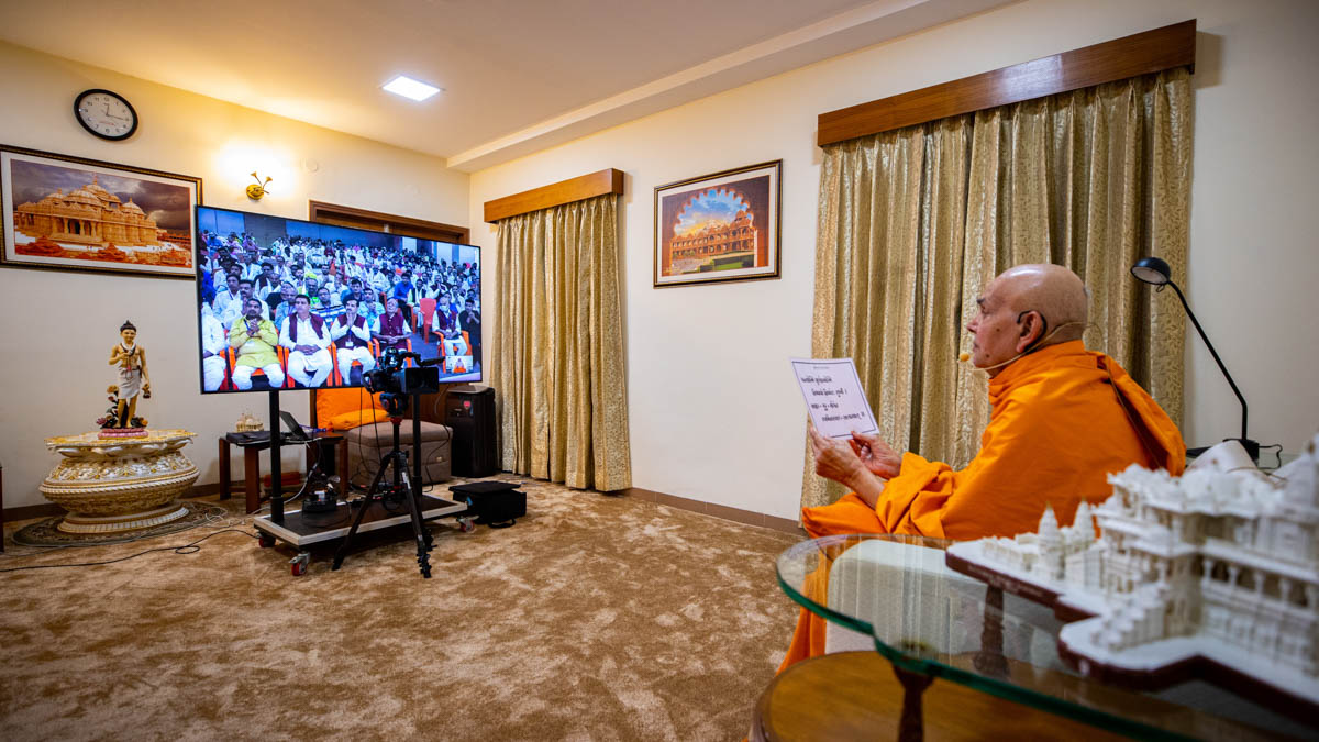 Swamishri blesses the shibir session