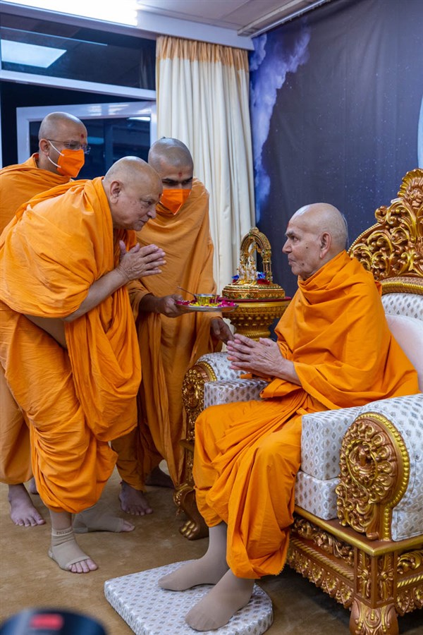 Pujya Ishwarcharan Swami offers prasad to Swamishri