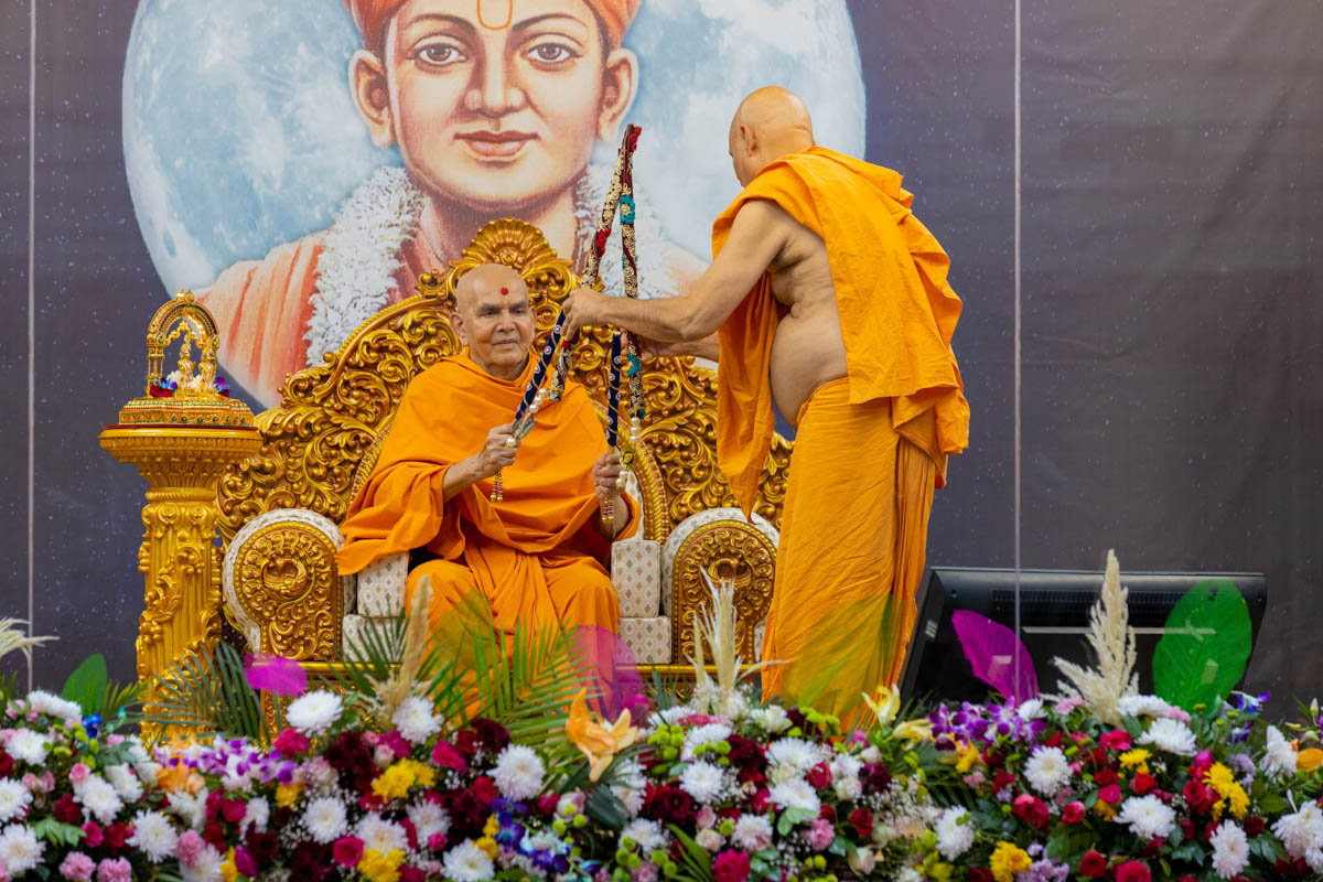 Swamishri plays ras with Pujya Viveksagar Swami
