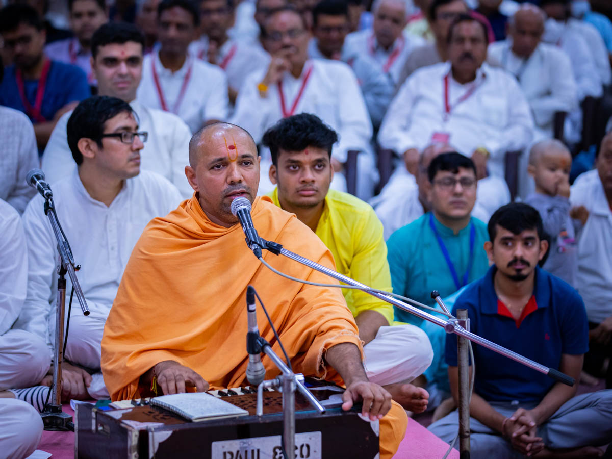 Yogiprem Swami sings a kirtan in Swamishri's daily puja