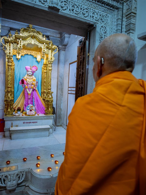 Swamishri engrossed in darshan of Shri Ghanshyam Maharaj