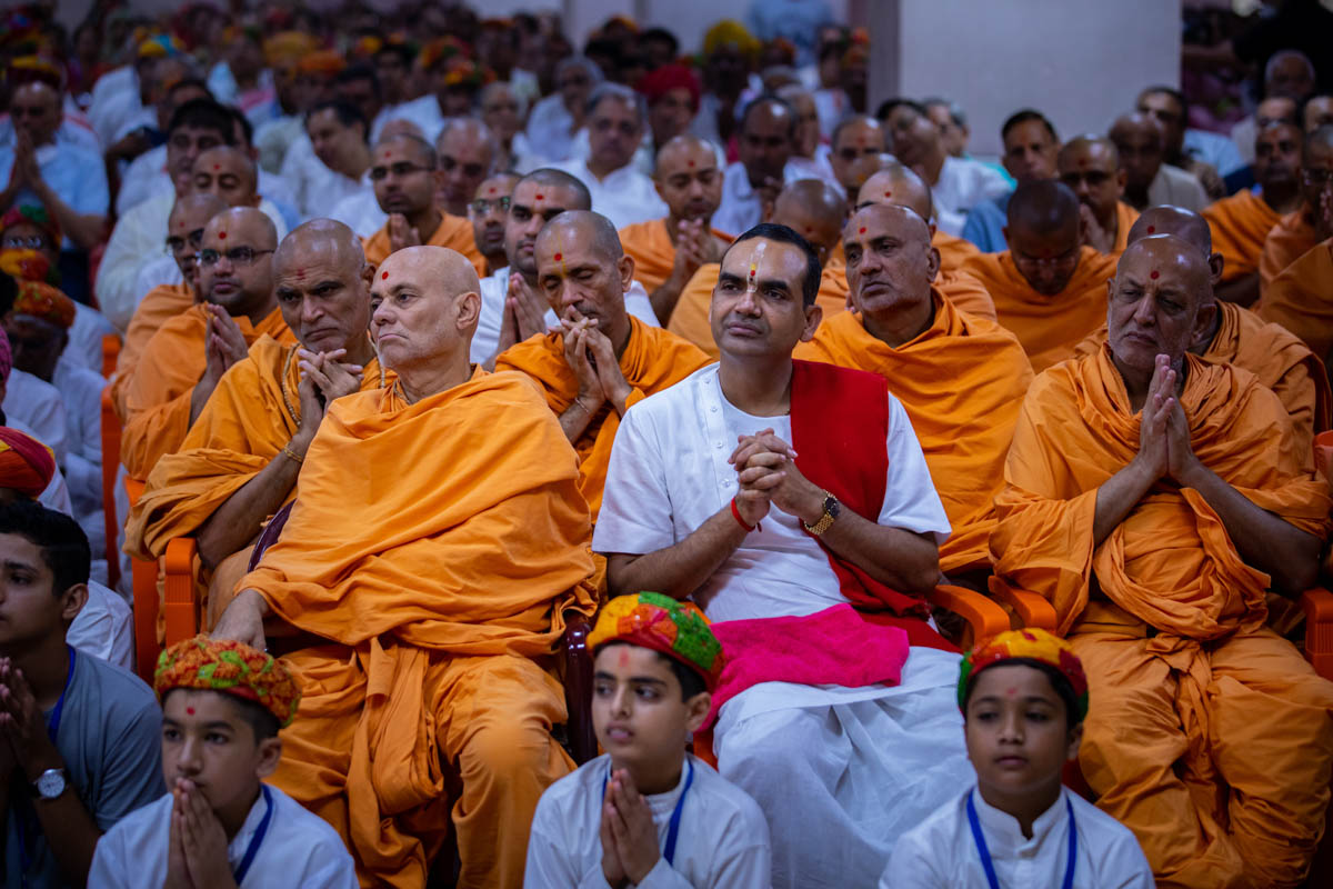 Pujya Viveksagar Swami, sadhus and devotees doing darshan of Swamishri
