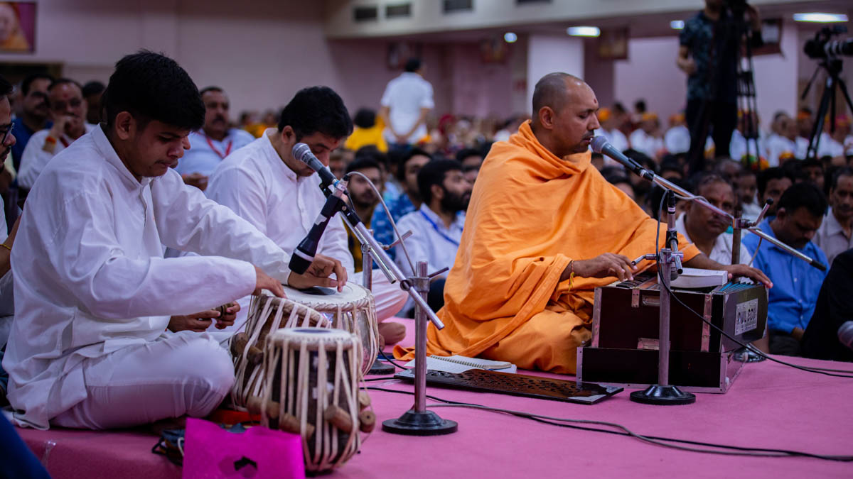 Yogiprem Swami sings a kirtan in the evening satsang assembly