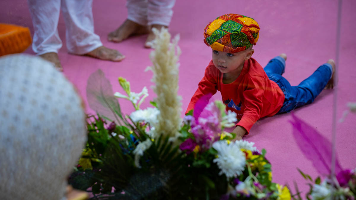 A child doing samip darshan of Swamishri