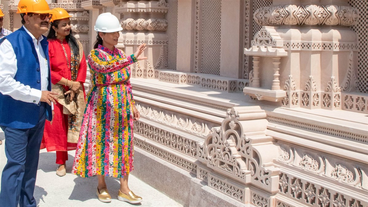 Hon. Priti Patel astounded by the detailed carvings of the facade of the Mandir.