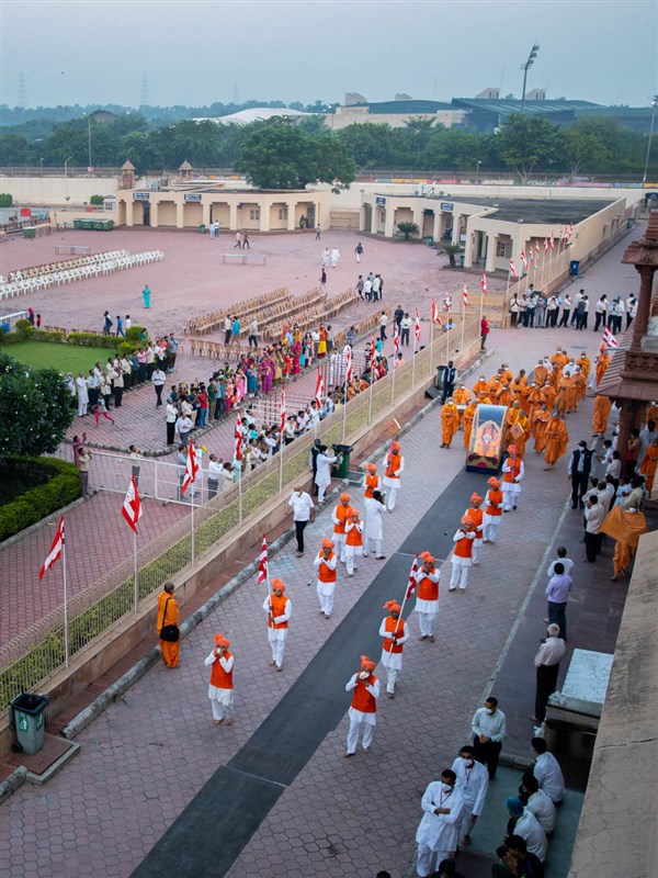 Swamishri, sadhus and devotees during the procession