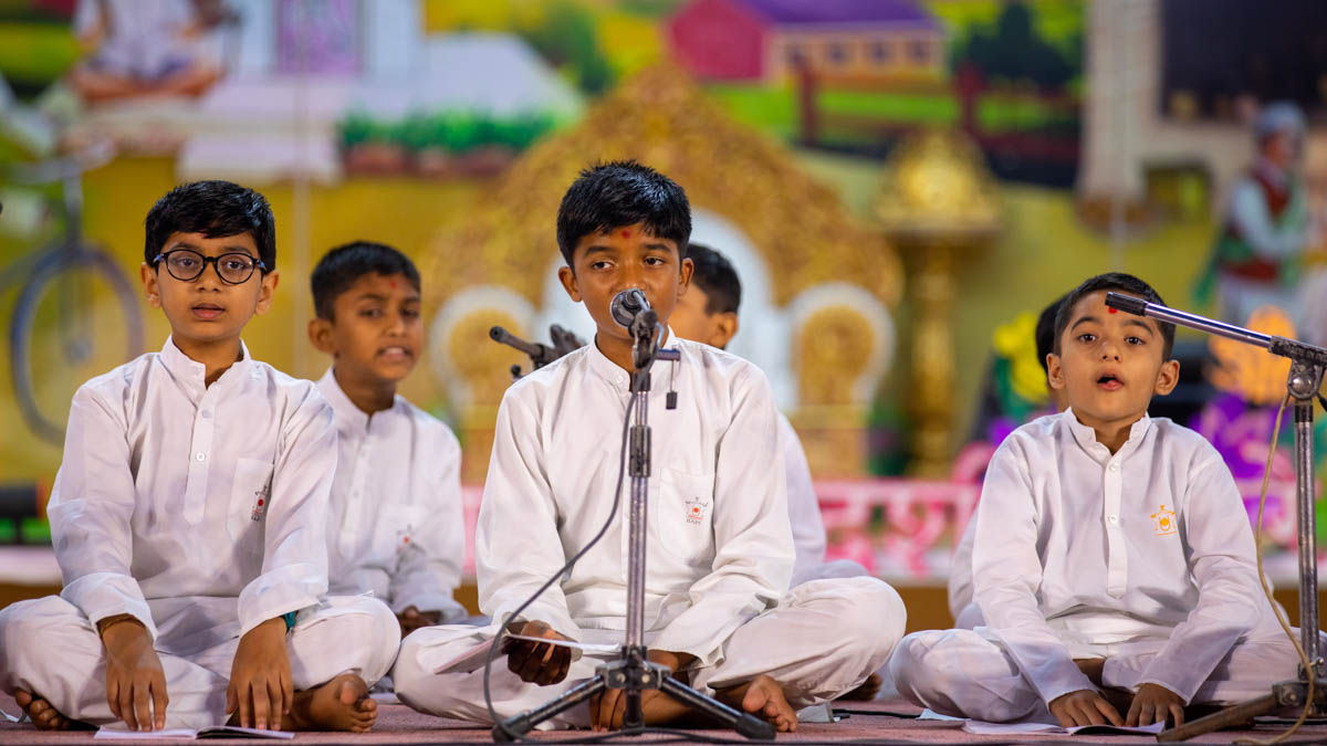 Children sing kirtans in the Bal Din assembly in the evening