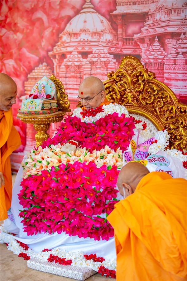 Swamishri honored with a shawl of flowers