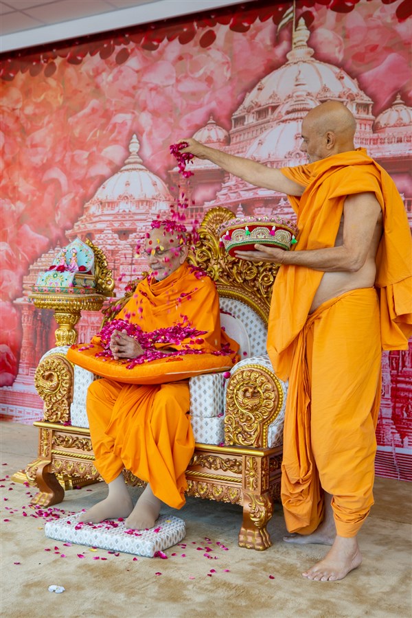 Pujya Viveksagar Swami showers flower petals on Swamishri