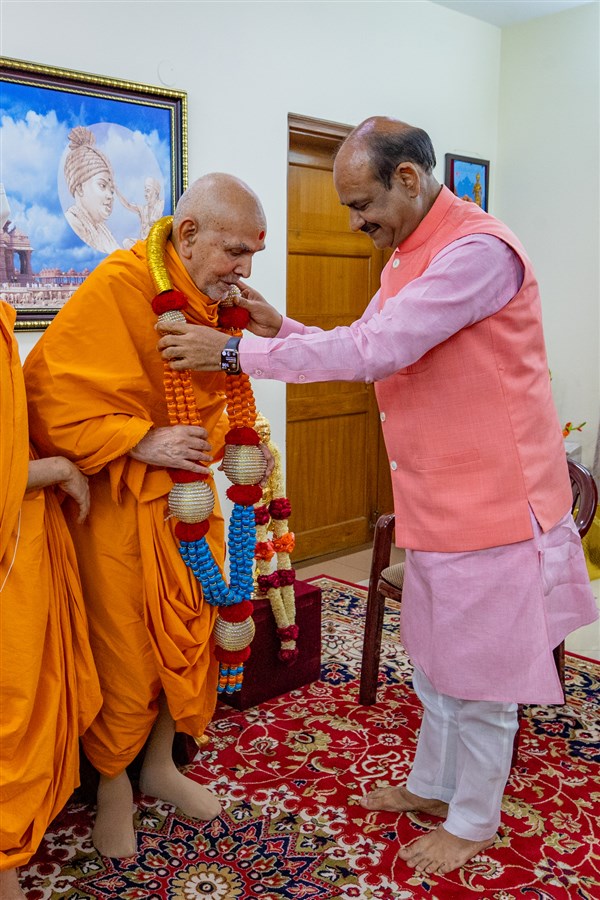 Shri Om Birla, Speaker of the Lok Sabha, India, honors Swamishri with a garland