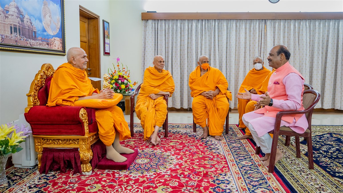 Shri Om Birla in conversation with Swamishri