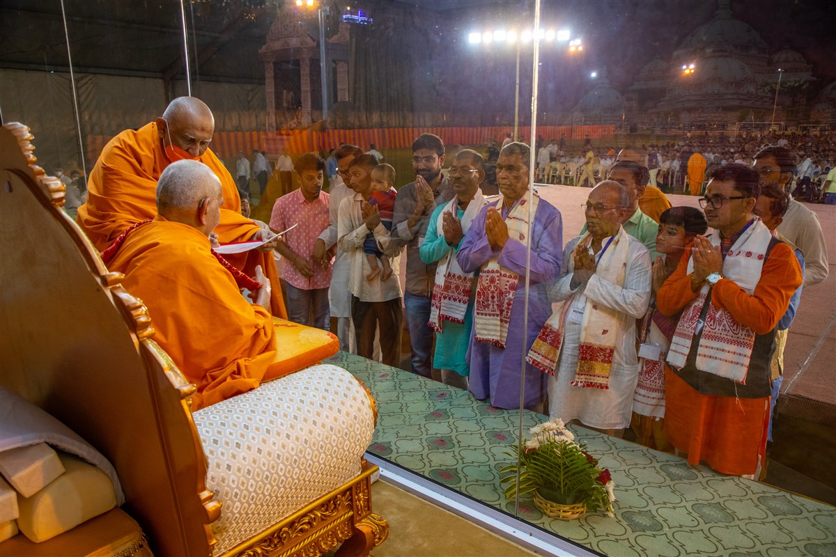 Devotees and well-wishers doing samip darshan of Swamishri