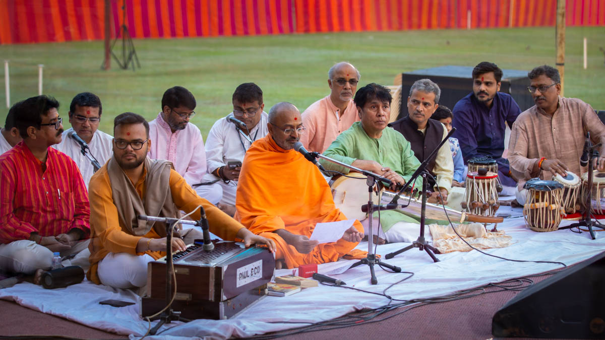 Munivatsal Swami sings a kirtan in Swamishri's daily puja