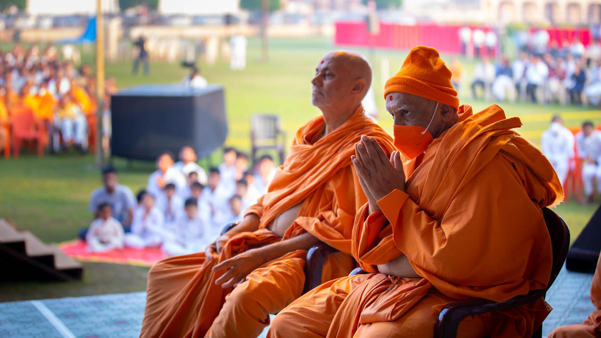 Pujya Viveksagar Swami and Atmaswarup Swami doing darshan of Swamishri