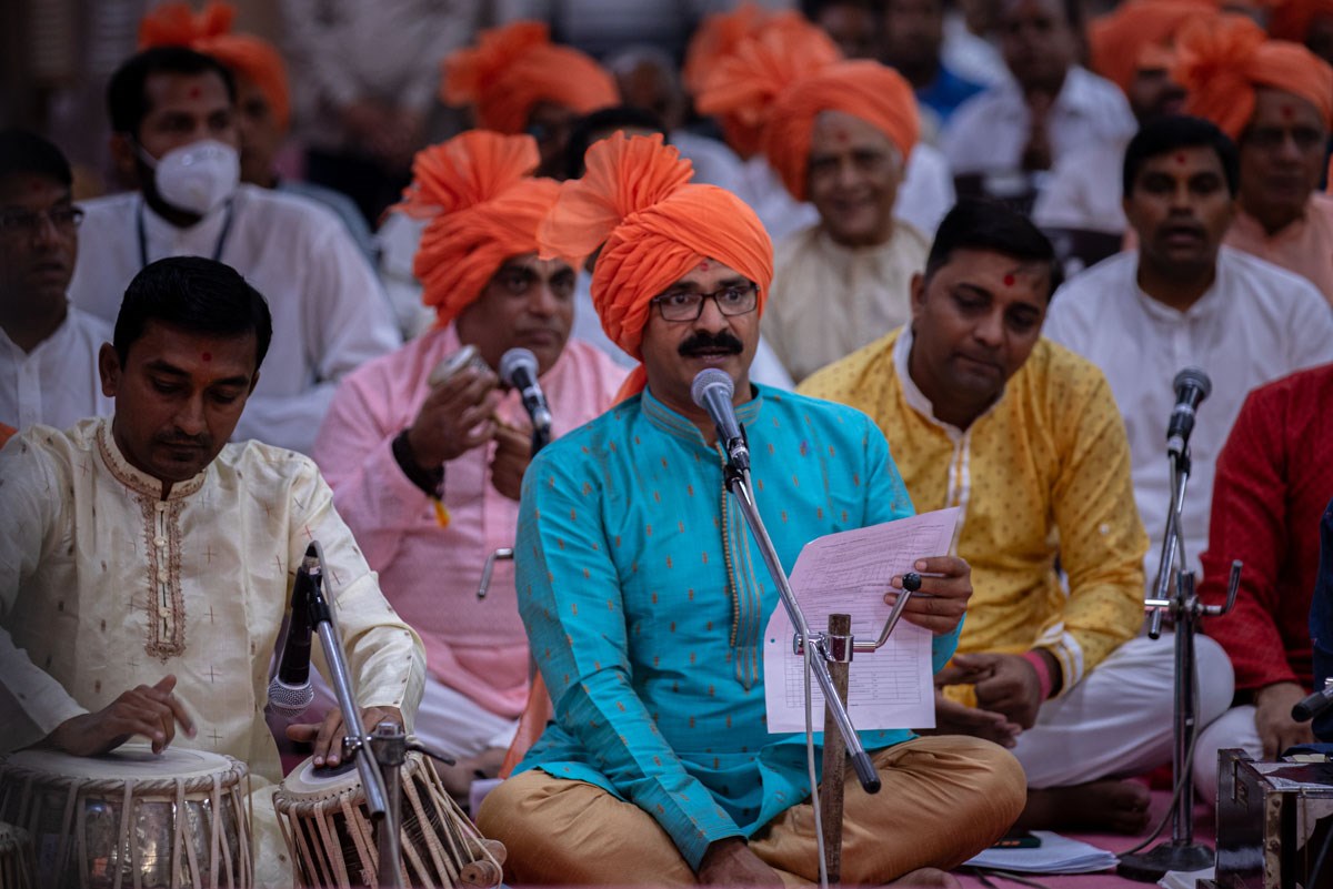 Devotees sing kirtans in Swamishri's daily puja