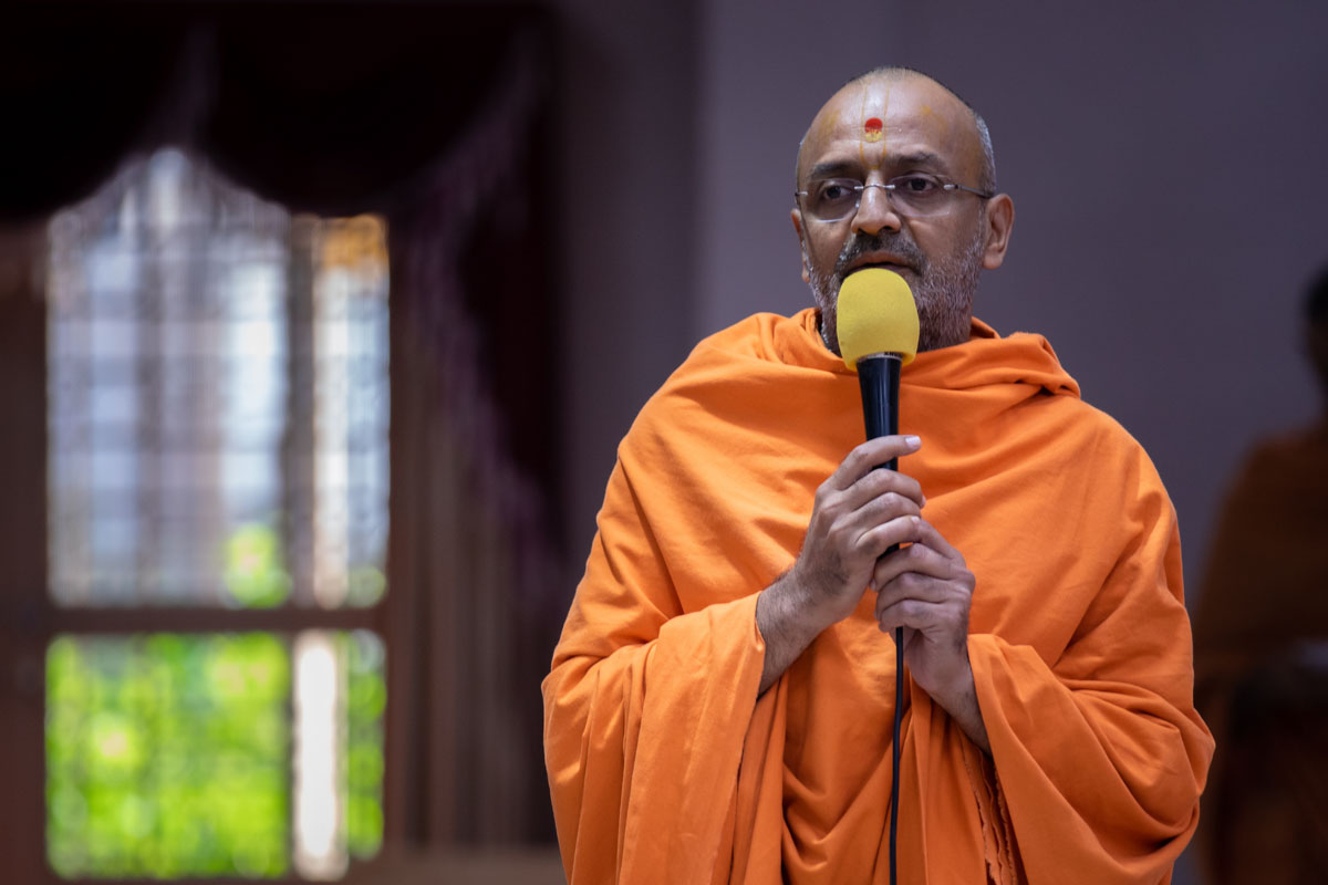 Munivatsal Swami addresses the assembly